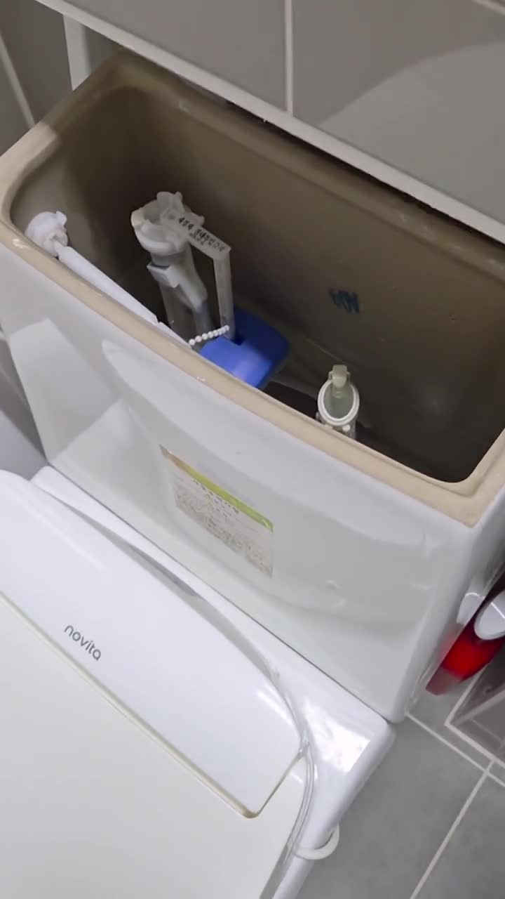 물탱크 필밸브 덮개를 열어 소음 원인을 확인하는 실제 사진