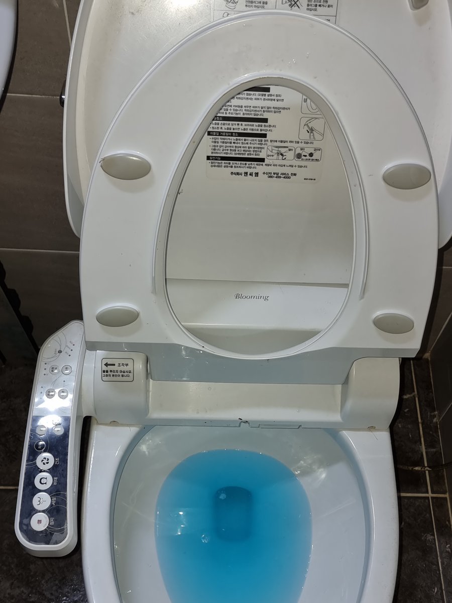 부속 교체 후 정상 작동 확인한 변기