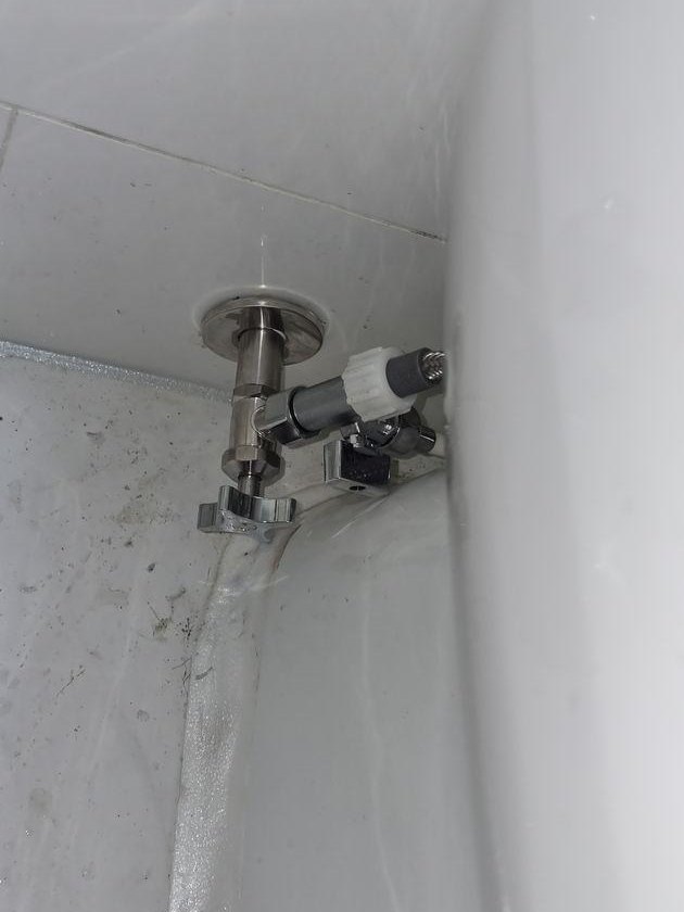 교체를 마친 변기 앵글밸브와 급수 연결부