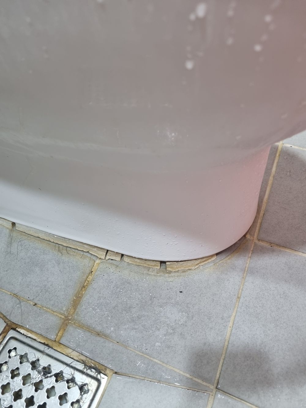 변기 하부 바닥 타일 사이로 물이 스며 나온 실제 사진
